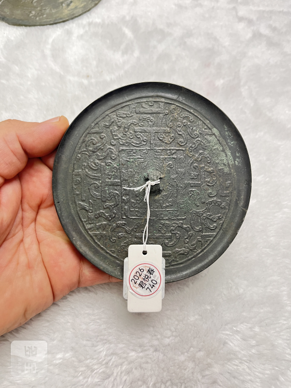 几何规矩纹桥钮铜镜 - 图2